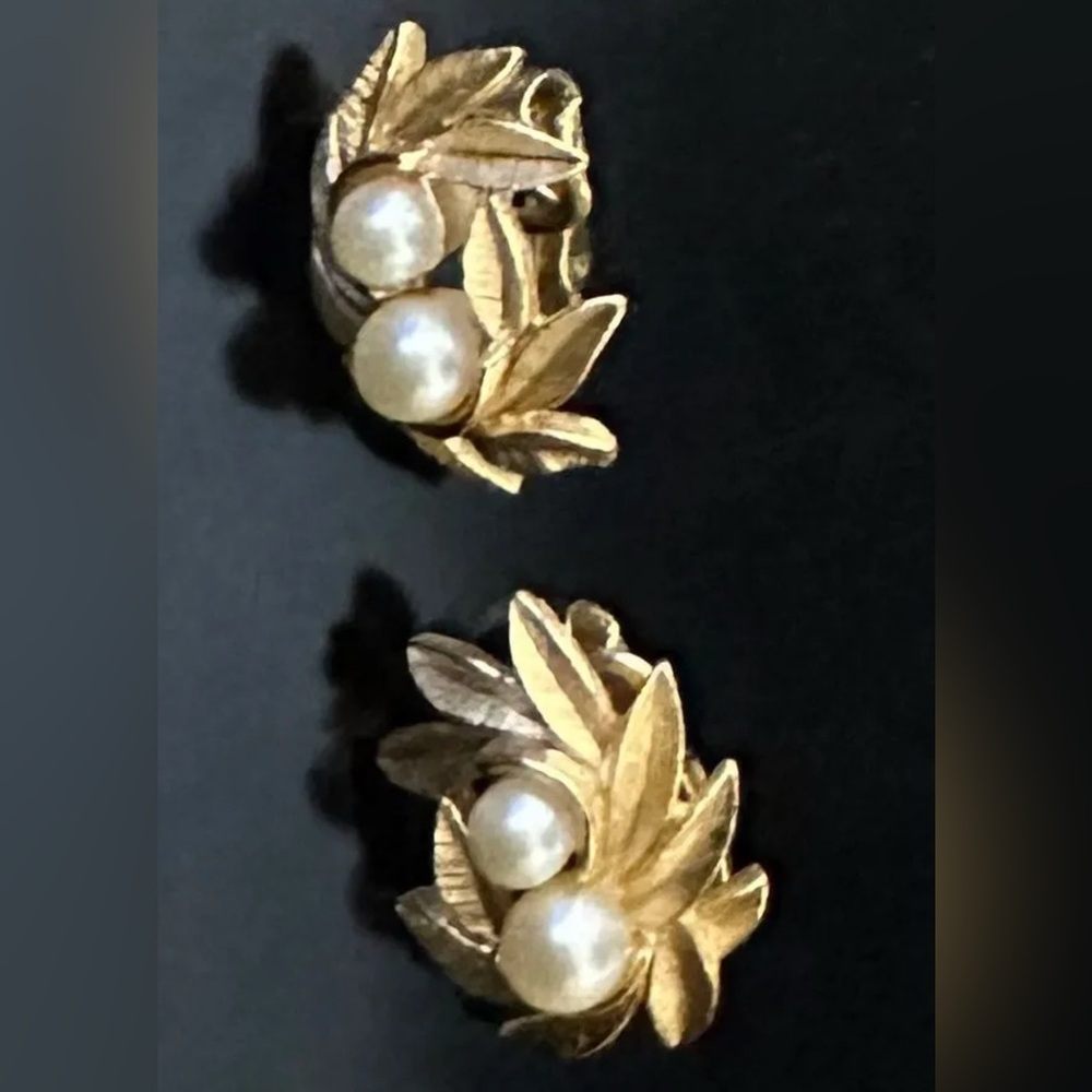 Vintage Avon Gold Tone Leaf Clip-On with Faux Pearls